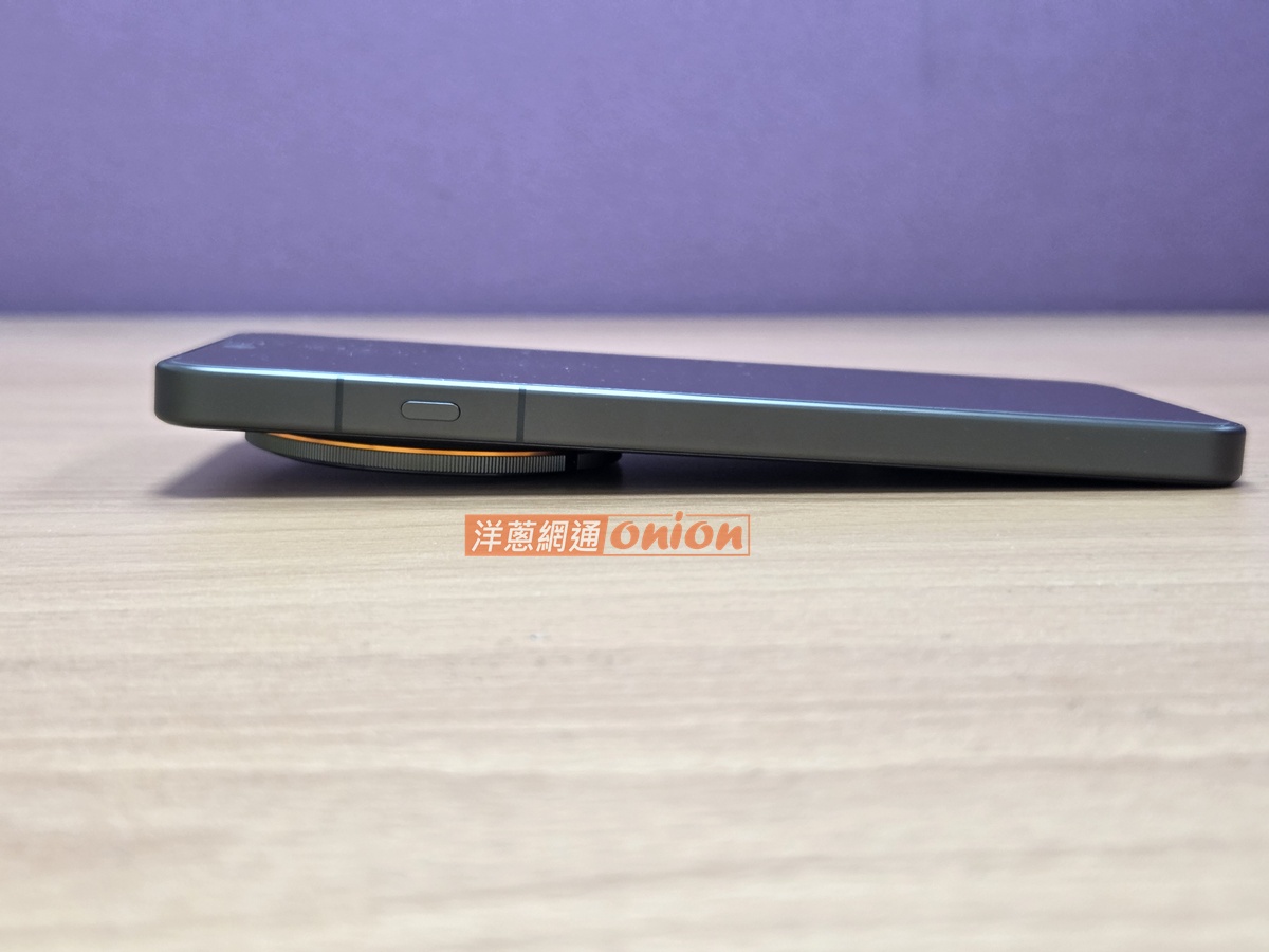 OPPO Find X9 Ultra 平放桌面